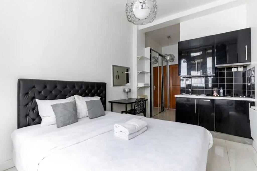 Canal St Martin : Charming Cosy Studio Apartment
