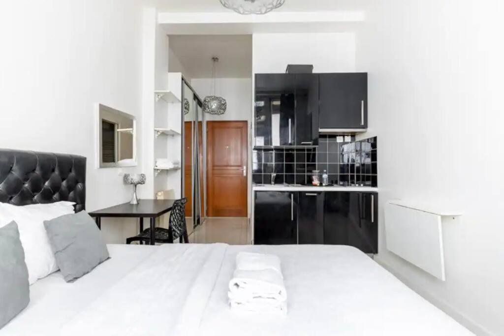 Canal St Martin : Charming Cosy Studio Apartment